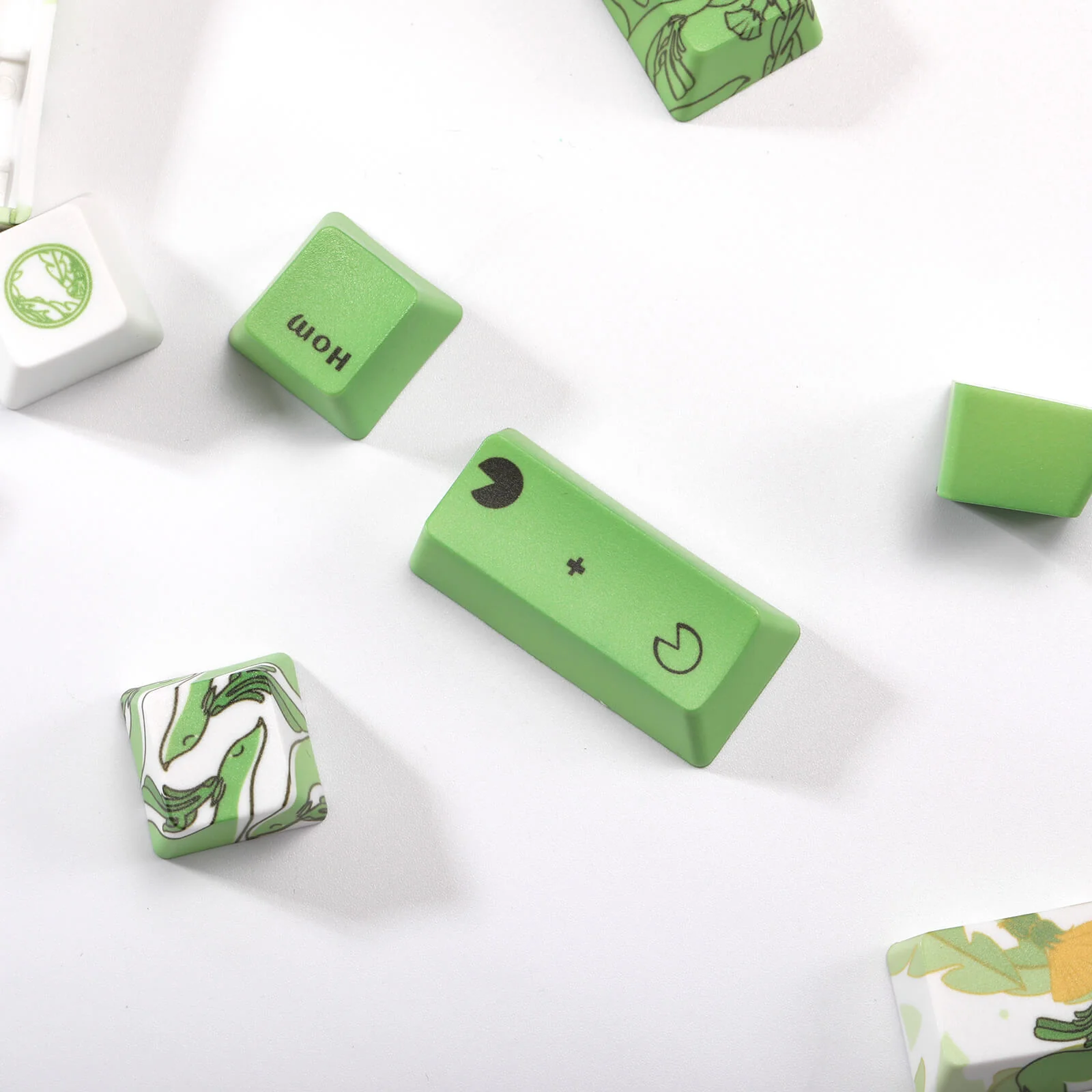 541–only-keycaps-redragon-x-ltc-pbt-108-keycaps-set-green-reindeer-1.webp